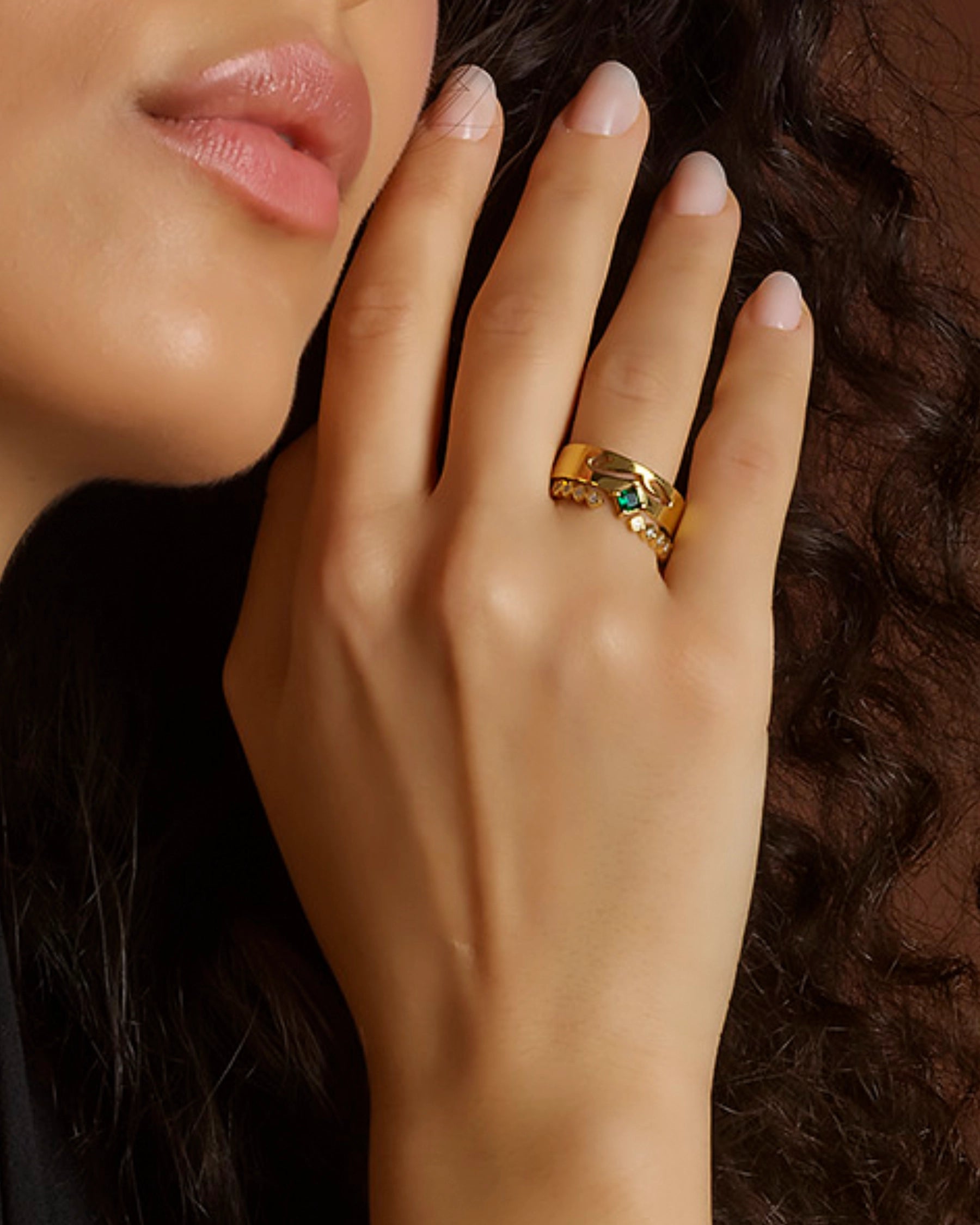 Hubb/Love Emerald Band Ring in Arabic